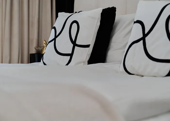 아파트 Luxurious 13th Floor Beige In With Furnished Balcony By Renters Prestige