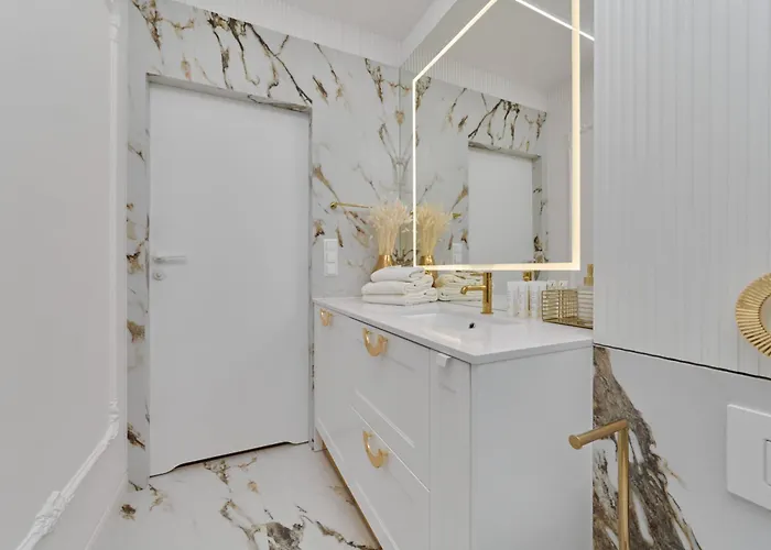 Luxurious 13th Floor Beige In With Furnished Balcony By Renters Prestige 아파트 브로츠와프