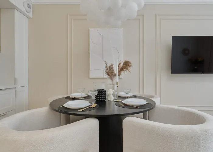 아파트 Luxurious 13th Floor Beige In With Furnished Balcony By Renters Prestige 브로츠와프