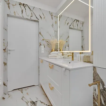 Luxurious 13th Floor Beige In With Furnished Balcony By Renters Prestige Appartamento Breslavia